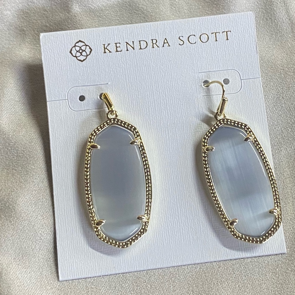 🤩KENDRA SCOTT🤩 Gray Opalite Elle Dangle Earrings set in Gold tone - NWT